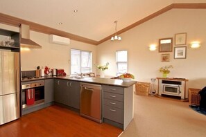 Réfrigérateur, four à micro-ondes, un four, surface de cuisson