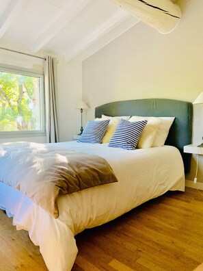 4 bedrooms, iron/ironing board, free WiFi, bed sheets