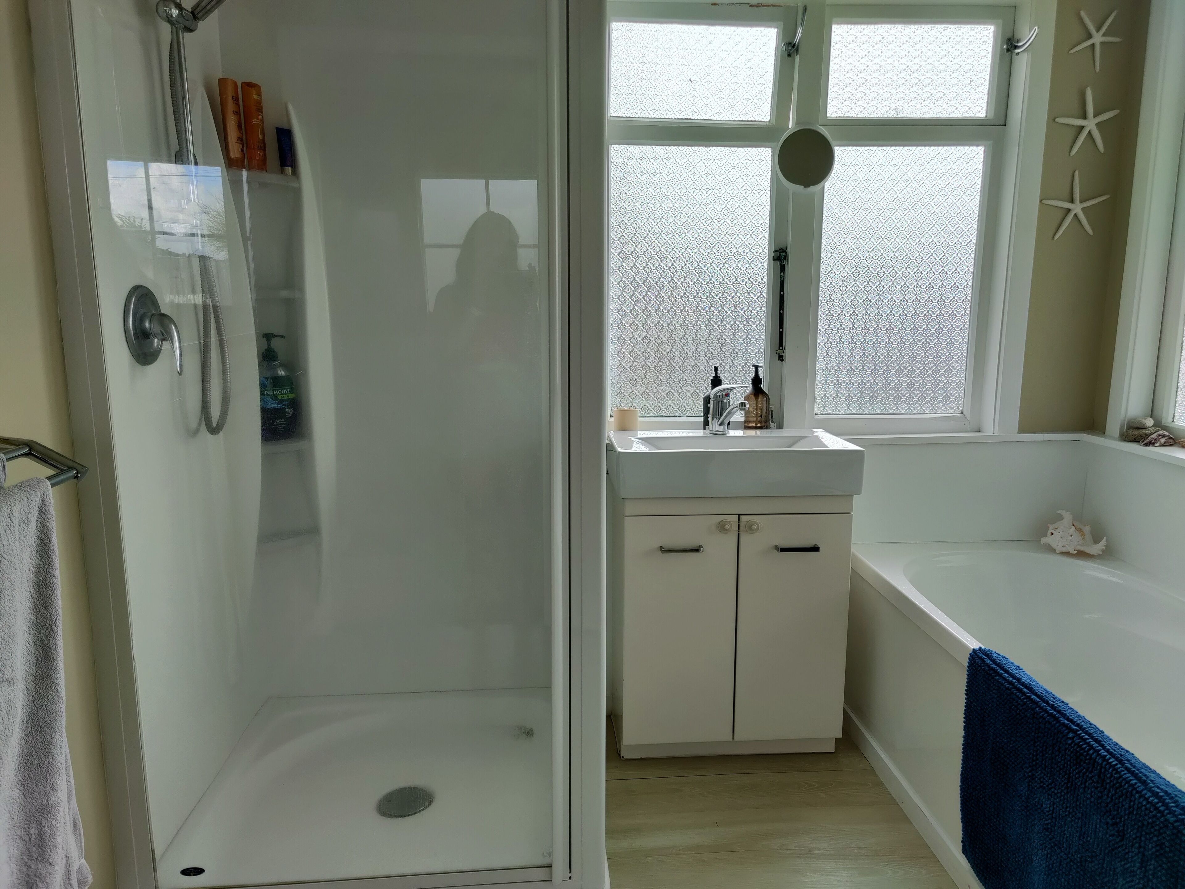 Secador de cabelo, toalhas de banho, sabonete, shampoo