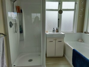 Secador de pelo, toallas, jabón y champú