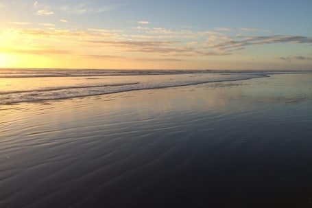 Solsenger og strandhåndklær. Rose Cottage utflukt, Foxton Beach