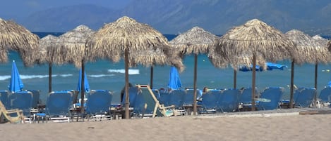 På stranden, parasoller och strandhanddukar