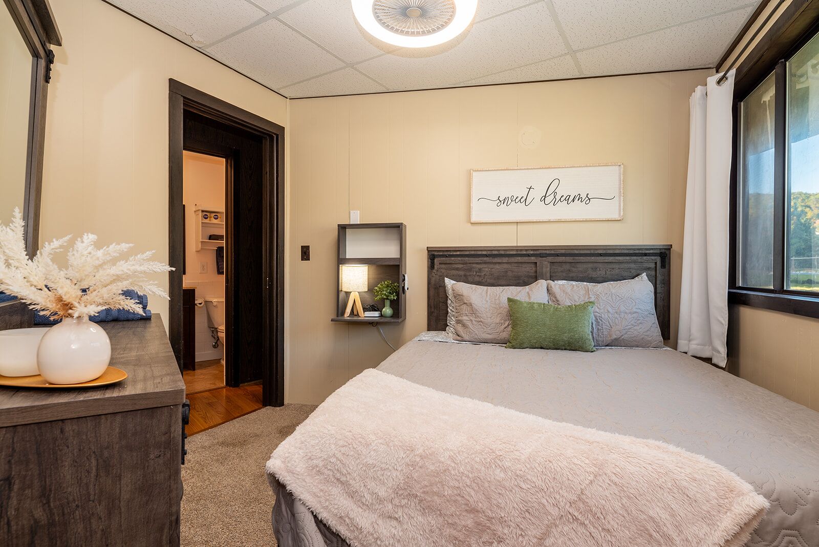 7 chambres, matelas mémoire de forme, fer et planche à repasser