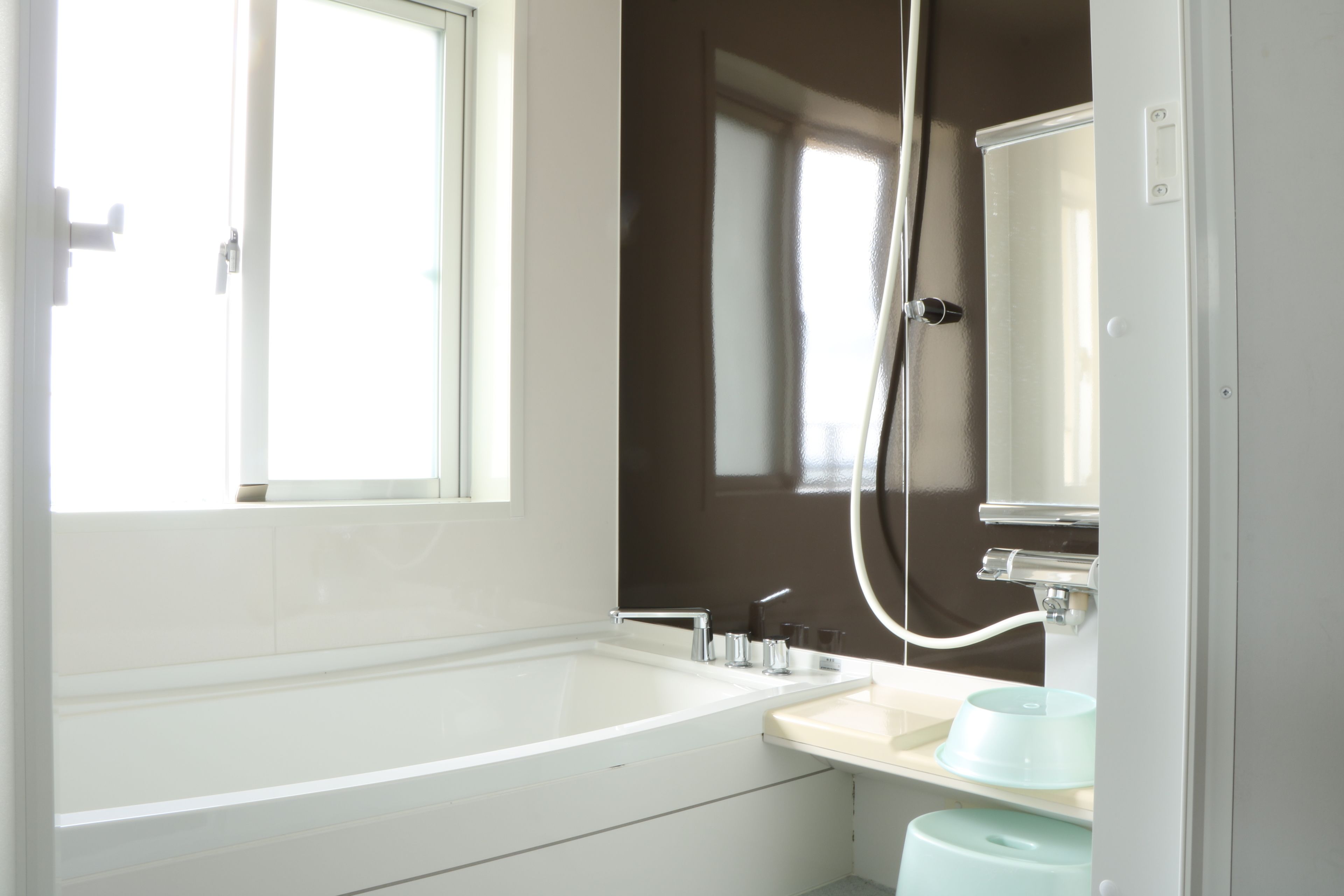 Separate tub and shower, deep soaking tub, free toiletries, hair dryer