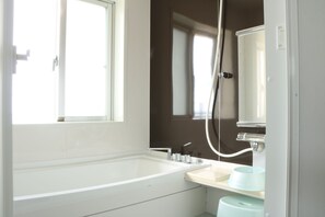 Separate tub and shower, deep soaking tub, free toiletries, hair dryer - OceanVilla Yuninohama (Miyakojima)