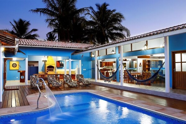 حمّام سباحة خارجي