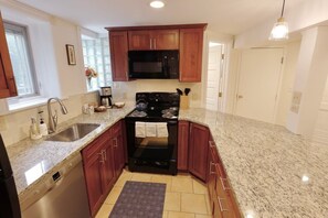 Fridge, microwave, oven, stovetop - Capitol Hill Delight With Patio (Washington)