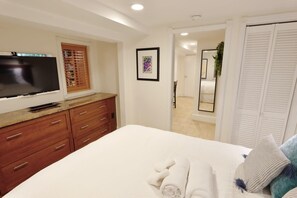 1 bedroom, desk, laptop workspace, iron/ironing board - Capitol Hill Delight With Patio (Washington)