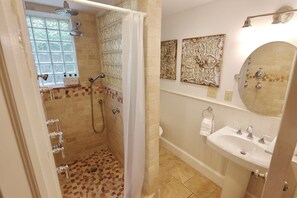 Baignoire, sèche-cheveux, serviettes fournies