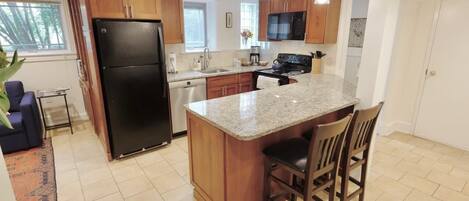 Køleskab, mikrobølgeovn, ovn, kogeplade