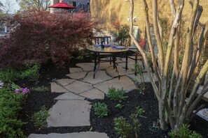 Outdoor dining - Capitol Hill Delight With Patio (Washington)