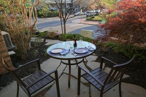 Outdoor dining - Capitol Hill Delight With Patio (Washington)