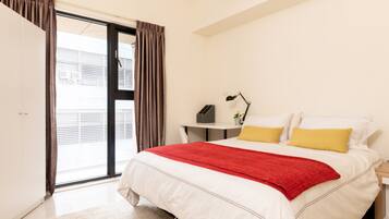 3 habitaciones, escritorio y tabla de planchar con plancha