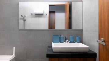 Tina con regadera, secadora de cabello, toallas, jabón