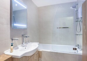 Shower, hair dryer, towels, shampoo - York City Center ground floor apartment with private parking (York)