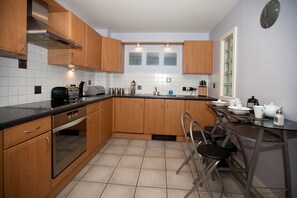 Fridge, microwave, oven, dishwasher - York City Center ground floor apartment with private parking (York)