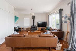 TV, fireplace, books, offices - Culburra Beachhouse- Absolute Beachfront with Beach Access (Culburra)
