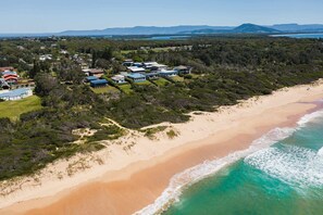 On the beach - Culburra Beachhouse- Absolute Beachfront with Beach Access (Culburra)