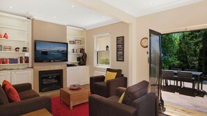 Fernseher, Kamin, DVD-Player, Videothek