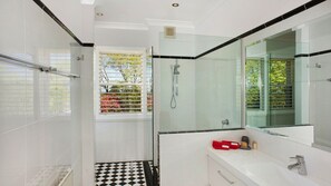 Ensemble douche/baignoire, baignoire à jets, sèche-cheveux