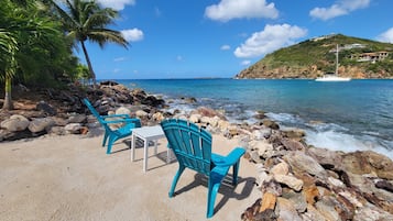 Plage à proximité, chaises longues, serviettes de plage