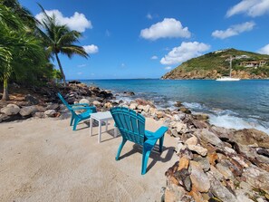 Playa en los alrededores, camastros y toallas de playa 