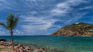Beach nearby, sun loungers, beach towels