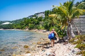 Playa en los alrededores, camastros y toallas de playa 