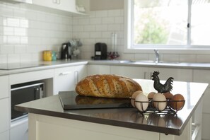 Fridge, microwave, stovetop, coffee/tea maker - Coppards Rest Geelong (Newcomb)