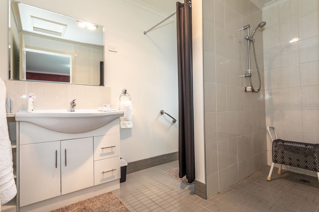 Suihku, hiustenkuivaaja, pyyhkeet, saippua