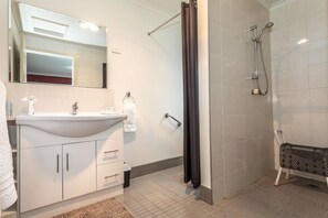 Shower, hair dryer, towels, soap - ALTONA GARDEN RETREAT (spreyton)