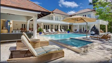 Alberca techada y alberca al aire libre