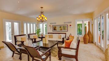 Smart TV, reproductor de DVD, libros y biblioteca musical