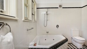 Een douche, een bubbelbad, een haardroger, handdoeken
