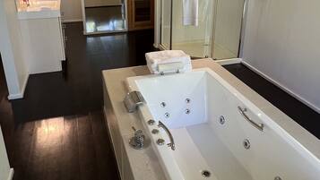 Combined shower/bathtub, jetted bath, hair dryer, towels
