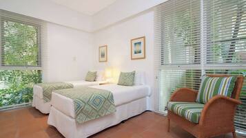 3 bedrooms, iron/ironing board, WiFi, bed sheets