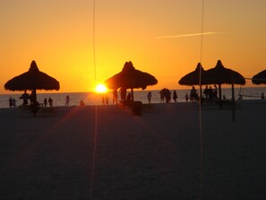 Sur la plage, chaise longue