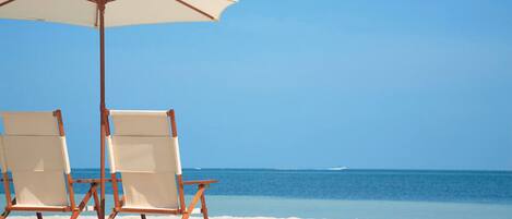 Sur la plage, chaise longue