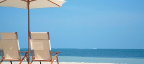 Plage, chaises longues