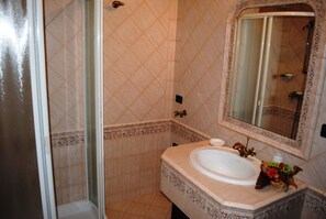 Ensemble douche/baignoire, sĂšche-cheveux, bidet, serviettes fournies