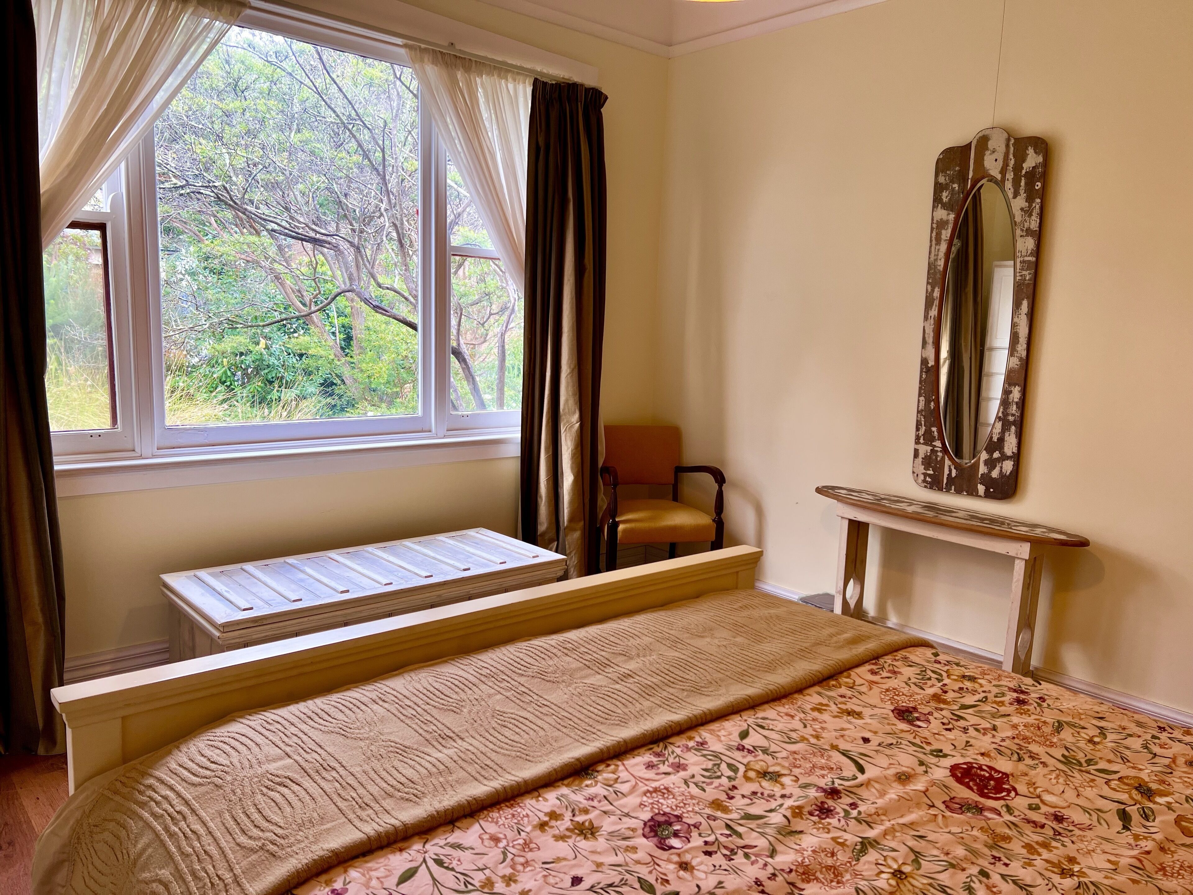 2 bedrooms, desk, iron/ironing board, travel crib