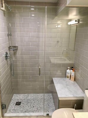 Een bad, een haardroger, handdoeken