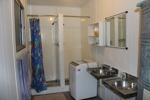 Towels, toilet paper - Bach - Whanarua Bay Cottages (Te Kaha)