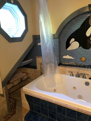 Combined shower/bathtub, jetted bath, hair dryer, towels