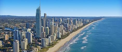 Una playa cerca, sillas reclinables de playa