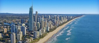 広いプライベートプールと素晴らしい景色を望む広々としたブロードウォーターの家