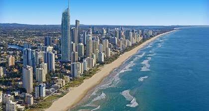 Spacious Broadwater family home, huge pool & fantastic views