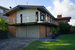 Exterior - Spacious Broadwater family home,  huge  pool &  fantastic views (Labrador)