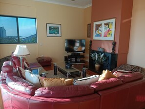 Smart-tv, eldstad, Netflix och dvd-spelare