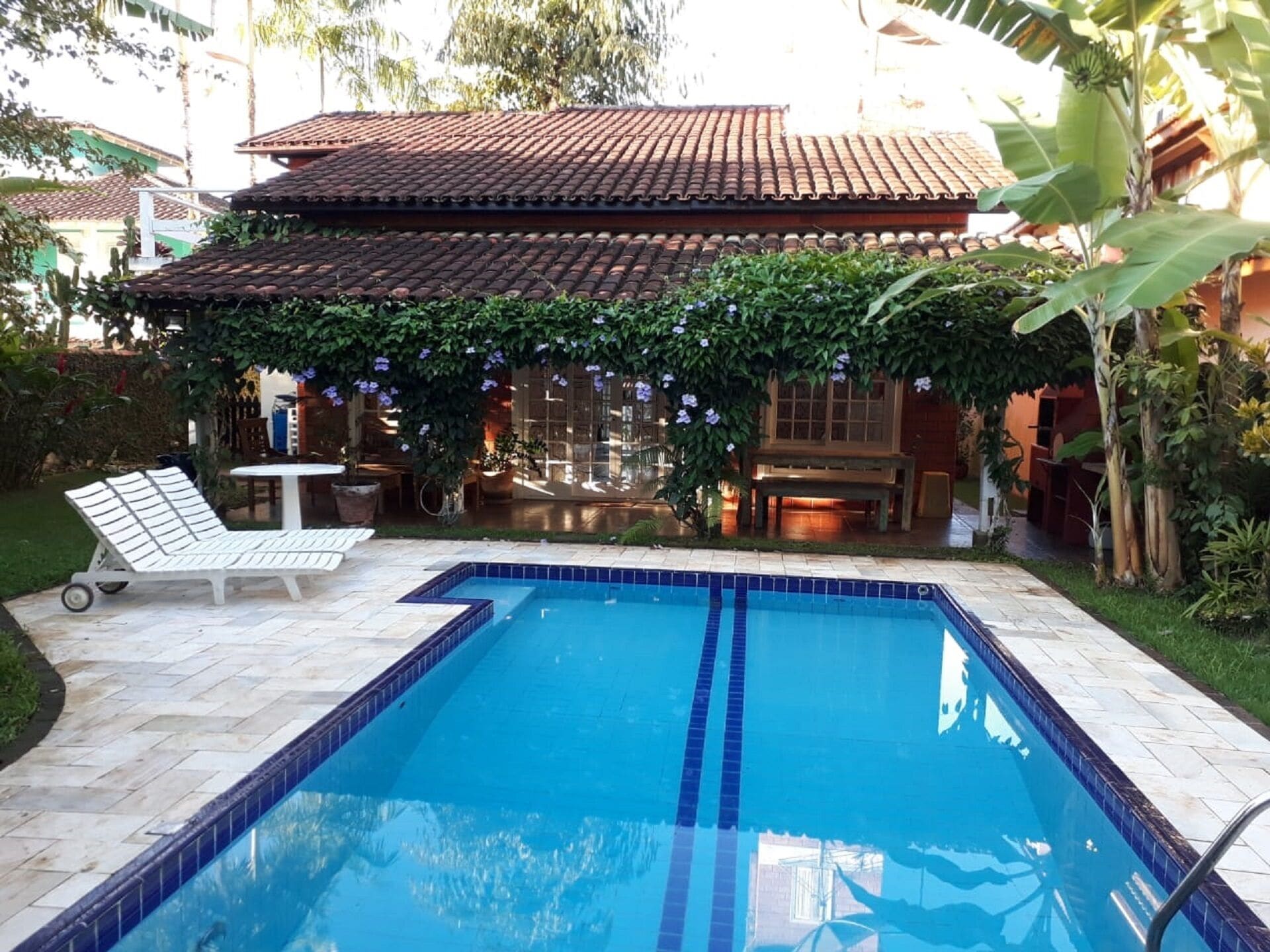 Una piscina al aire libre